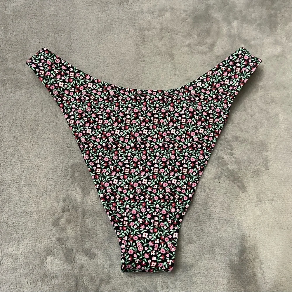 New! Frankie’s Bikinis Dove Classic Bikini Bottom black floral 10693
